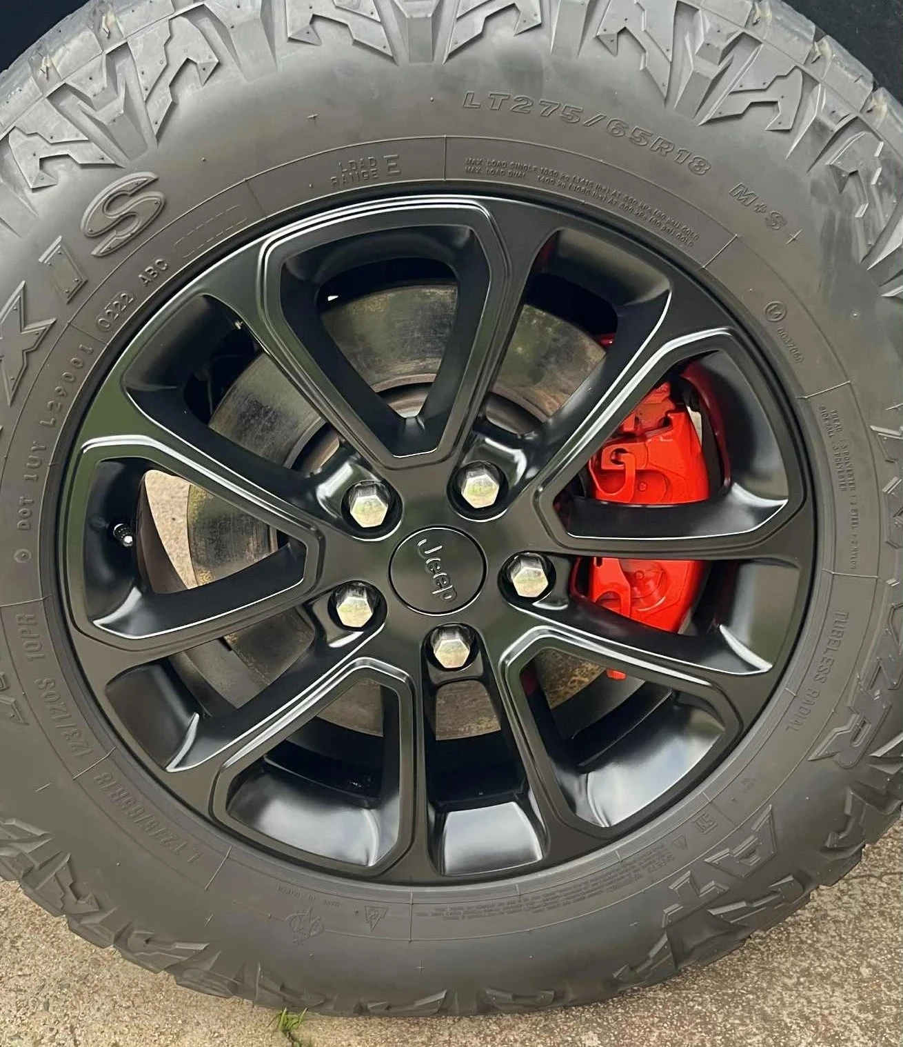 Jeep calipers painted in Brembo red with black rims